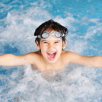 Kind im Wasser mit Schwimmbrille